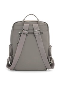 Szary plecak syntetyczny z wyściełanymi paskami, podwójnymi bocznymi kieszeniami, górnym uchwytem i zamykanymi na zamek komorami do przechowywania. Gładka tekstura i minimalistyczny design.