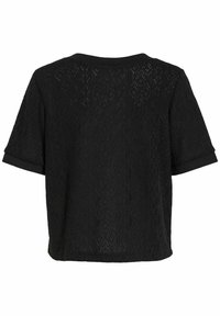 Blouse noire en dentelle à manches courtes avec un col rond et un motif floral subtil sur le tissu.