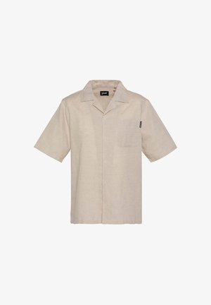 Chemise beige à manches courtes avec col, poche poitrine et une petite étiquette de marque noire sur le côté droit de la poche.