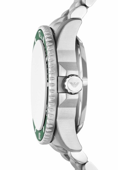 Zegarek ze stali nierdzewnej z zieloną obręczą, teksturowaną koronką i gładką, okrągłą kopertą. Wyposażony w polerowany bransoletę ogniwową.