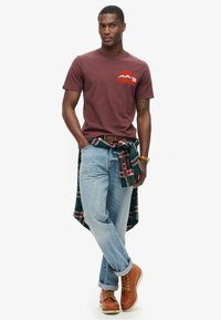 Superdry & Co GREAT OUTDOOR CHEST GRAPHIC - Camiseta estampada - rum raisin brown