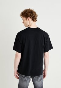 Levi's® VINTAGE FIT GRAPHIC - Apdrukāts T-krekls - black'