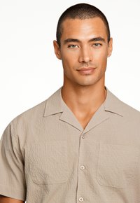 Lindbergh SEERSUCKER SET - Shorts - stone