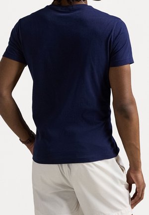 Marineblaues Baumwoll-T-Shirt mit kurzen Ärmeln, rundem Halsausschnitt und glatter Textur; die Rückansicht zeigt ein figurbetontes Design mit dezenten Nähten.