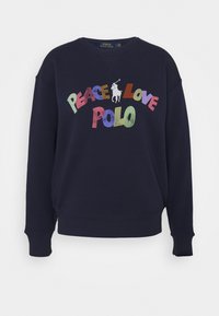 Námořnická mikina s kulatým výstřihem, žebrovanými manžetami a barevným nápisem: "MÍR LÁSKA POLO," se malým logem koně a jezdce.