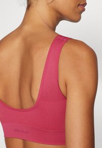 ONLY Play ONPMIRA SEAMLESS BRA OPUS - Sports-BH-er med lett støtte - granita
