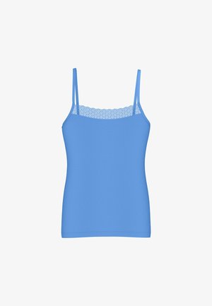 Blaue Camisole mit dünnen Schulterträgern und Spitzenbesatz entlang des Halsausschnitts, vor weißem Hintergrund dargestellt.