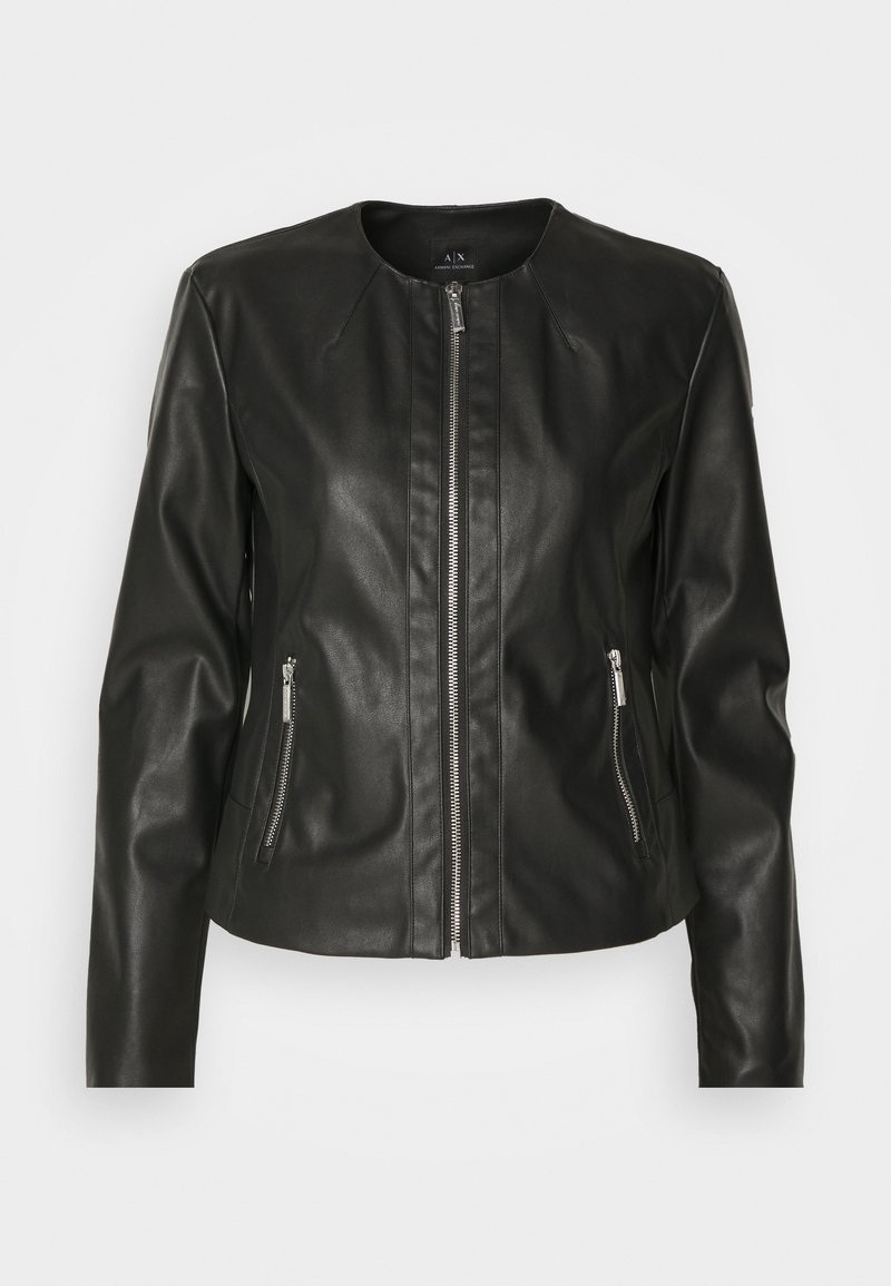 Casaco de couro preto com gola redonda, fecho frontal de zip e dois bolsos laterais com zipper. Textura suave e design ajustado.