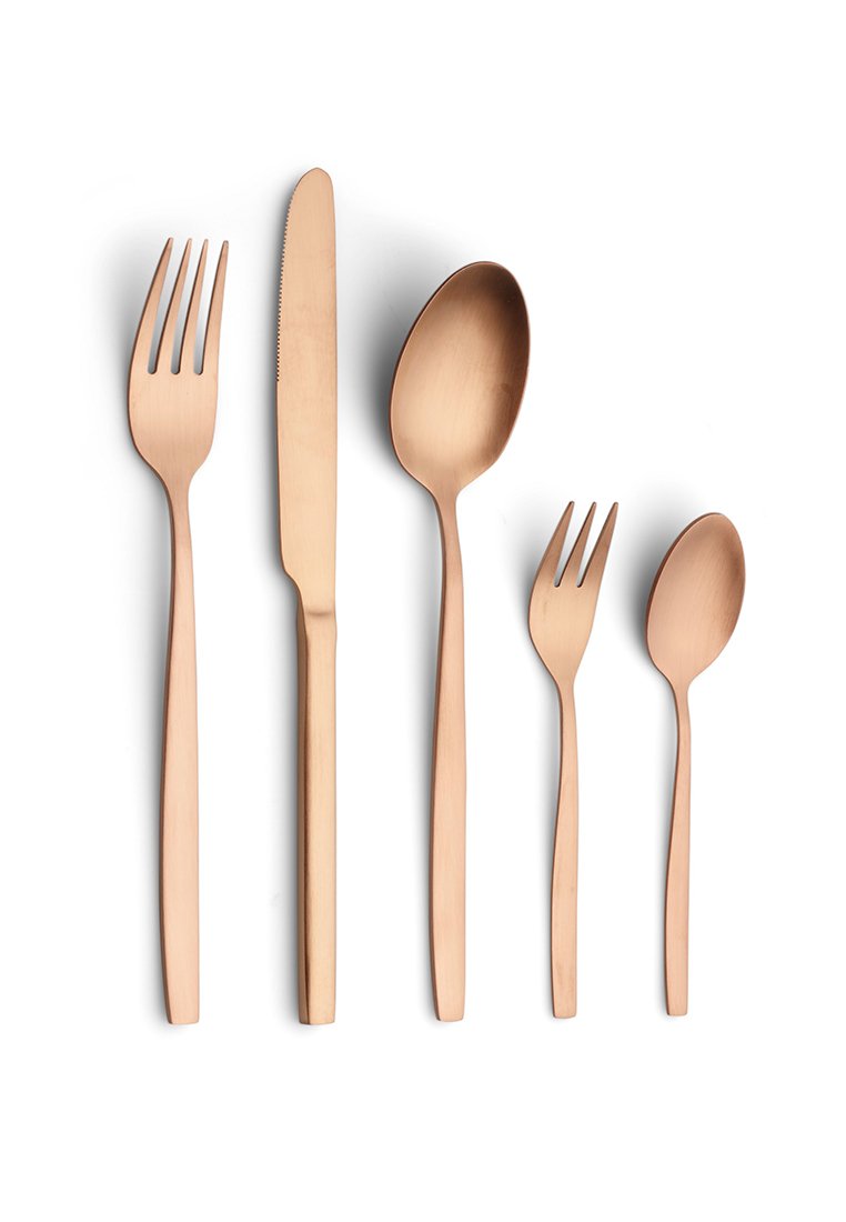Das kupferfarbene Besteckset umfasst ein Messer, eine Gabel, einen Esslöffel, eine kleine Gabel und einen kleinen Löffel mit glatten, eleganten Griffdesigns.