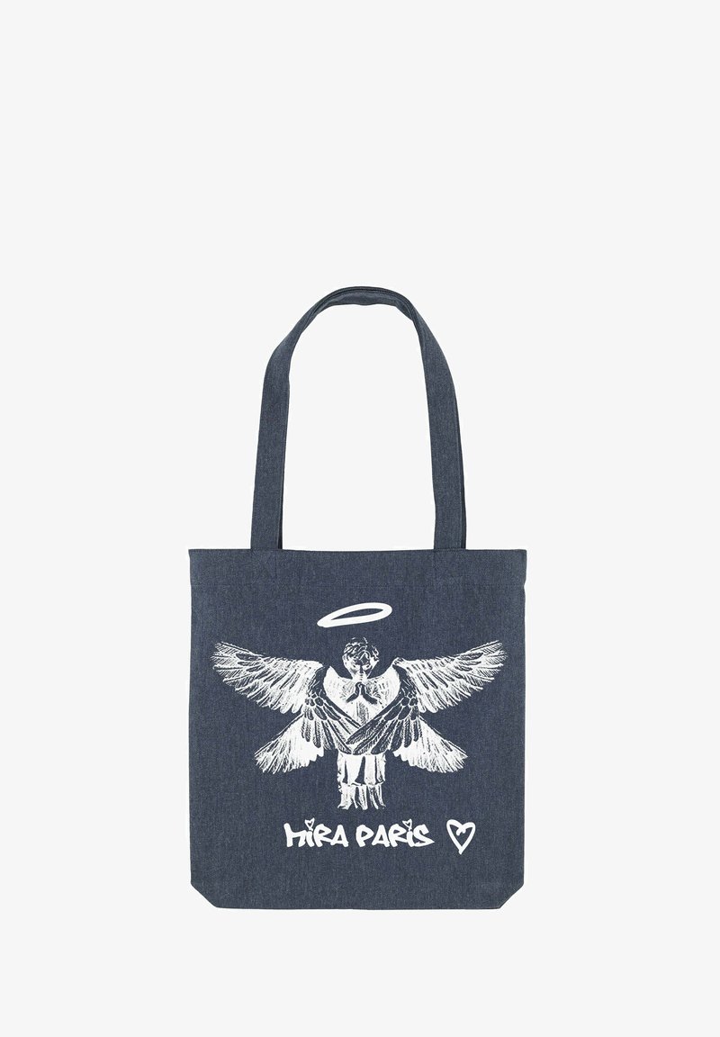 Sac fourre-tout en denim bleu avec un graphique blanc représentant un ange avec des ailes, un halo, et le texte "HIRA PARIS" en bas. Design plat, poignées en tissu.