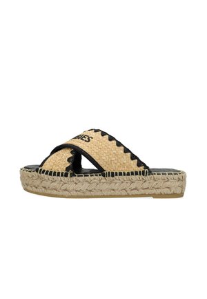 Sandalia tipo slide tejida en paja de color natural con borde negro, diseño de punta abierta, suela elevada con detalles de yute y logo en la tira.