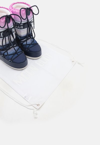 Mornarsko plave i ružičaste izolirane Moon Boot s čvrstom vrhom, s čipkastim prednjim dijelom i teksturiranom bijelom torbom za pohranu s logotipom.