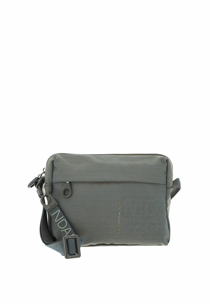 Sac bandoulière rectangulaire gris en tissu texturé, poche zippée à l'avant, sangle réglable et logo "Mandarina Duck" à l'avant.