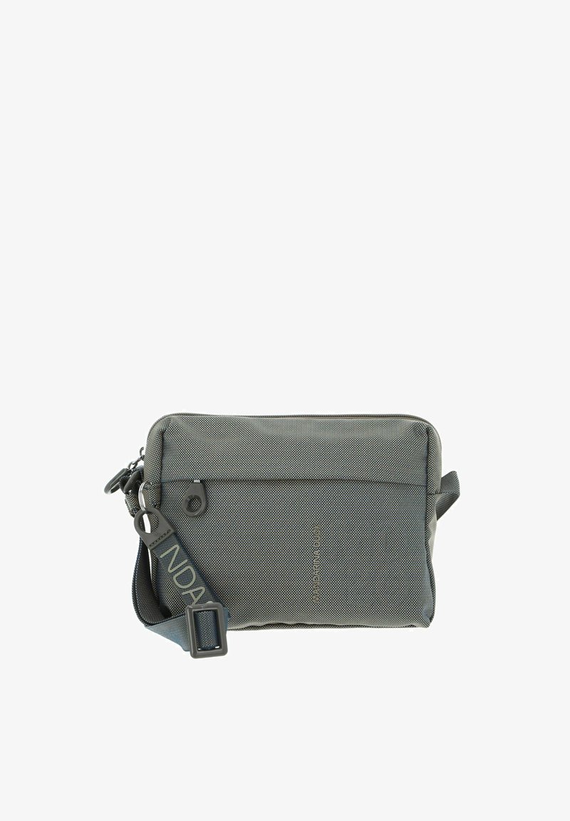 Sac bandoulière rectangulaire gris en tissu texturé, poche zippée à l'avant, sangle réglable et logo "Mandarina Duck" à l'avant.