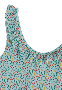 Tissu bleu clair avec un motif floral agrémenté de touches de rouge, jaune et vert. Le design inclut un col volé pour plus de détail.