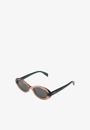 Kattenoog zonnebril met een transparante roze rand, donkere lenzen en zwarte oortjes. Gladde textuur en ovale vorm.