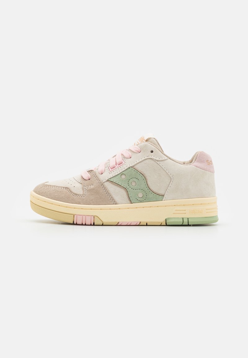 Scarpa con tomaia in suede beige e verde chiaro, lacci rosa, suola in gomma avorio e branding sottile sul lato e sul tallone.