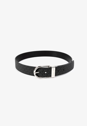 Ceinture de créateur noire avec boucle en argent, présentant un motif répétitif subtil du logo et le nom de la marque gravé sur la boucle métallique.