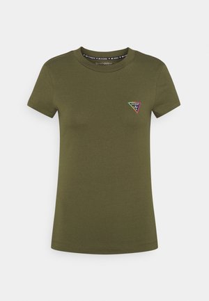 Oliwkowa koszulka z krótkim rękawem, okrągłym dekoltem i małym wielokolorowym trójkątnym logo Guess na lewej piersi.