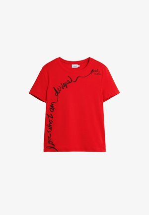 Rotes kurzärmliges T-Shirt aus Baumwolle mit schwarzem kursive Textdesign auf der Vorderseite. Runder Ausschnitt, lockere Passform und glatte Textur.