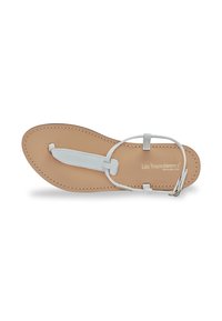 Infradito in pelle bianca con suola piatta beige, caratterizzati da cinturini minimalisti e cuciture ton sur ton. Nome del marchio stampato sulla suola.
