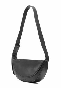 Czarna skórzana torebka typu crossbody w kształcie półksiężyca z regulowanym paskiem i zapięciem na zamek.