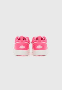 Różowe buty sportowe z gładką cholewką, białą podeszwą i dopasowanymi sznurowadłami. Posiadają detale logo z tyłu oraz miękką, teksturowaną tkaninę.