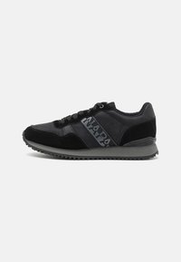 Scarpa sportiva nera realizzata in pelle e camoscio, con una suola texturizzata, lacci neri e accenti di logo stampato ai lati.