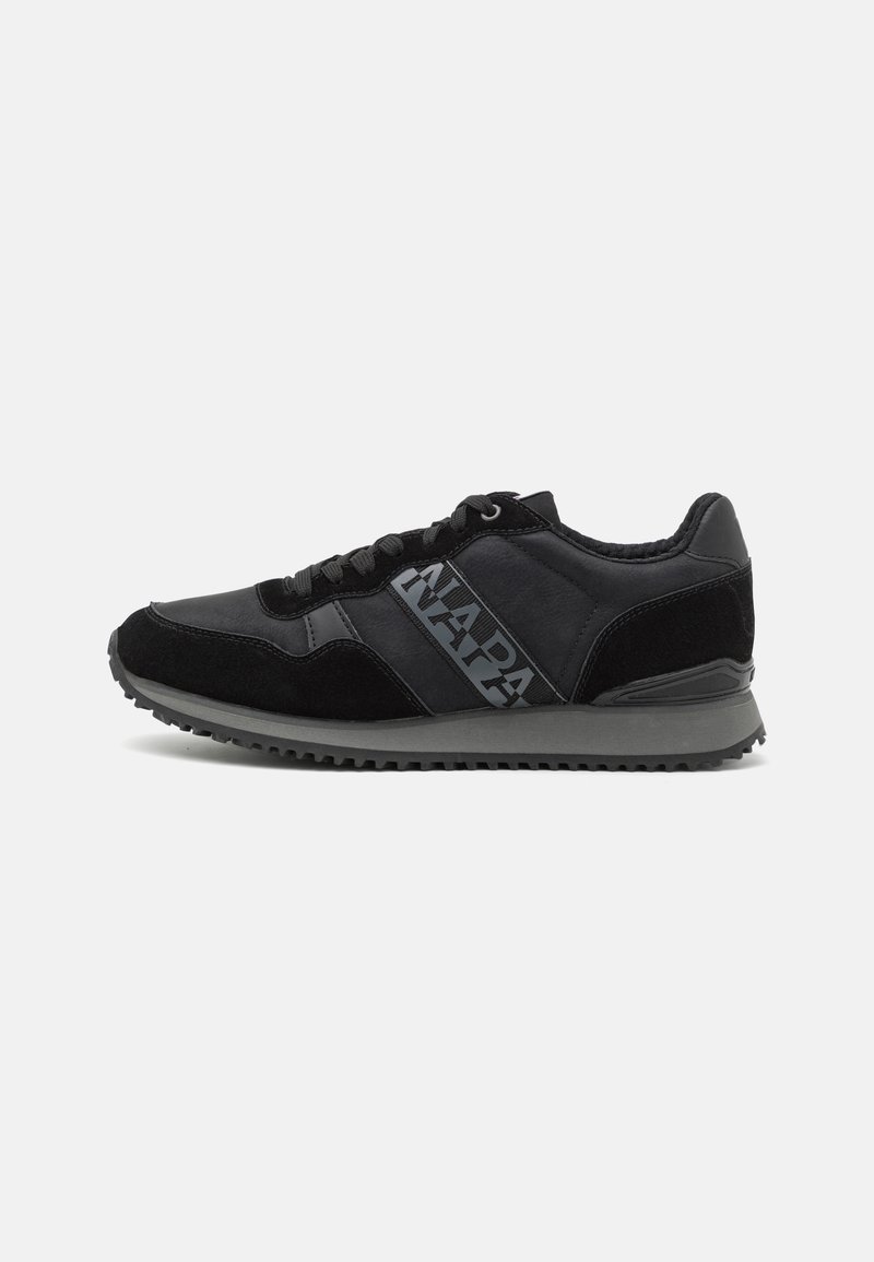 Scarpa sportiva nera realizzata in pelle e camoscio, con una suola texturizzata, lacci neri e accenti di logo stampato ai lati.