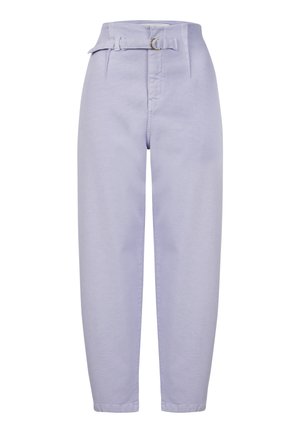 Pantaloni di un leggero viola con vita alta regolabile tramite cintura, tessuto morbido, gamba affusolata e pieghe frontali. Presentano un accento con fibbia in tonalità oro.