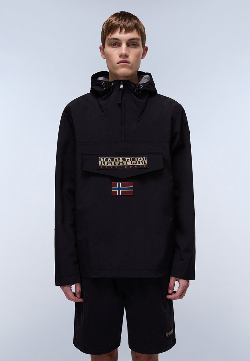 Giacca a pullover nera con tasca frontale, collo con zip, cappuccio regolabile e logo ricamato con un piccolo accento della bandiera norvegese.