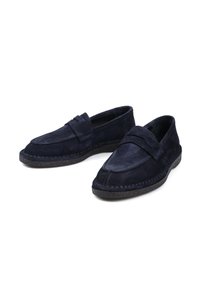 Granatowe zamszowe mokasyny z charakterystycznym miejscem na monetę, przeszyciami i teksturowanymi gumowymi podeszwami zapewniającymi przyczepność i trwałość.