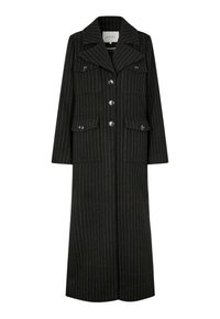 Črn dolg plašč s pinstripes vzorcem, z reverjem, sprednjimi gumbi in dvema žepoma na prsih. Ima ravno krojenje in strukturirano zasnovo.