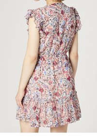 Kwiatowa sukienka z falbaniastymi rękawami, marszczonym pasem i falbaniastym dołem w odcieniach różu, niebieskiego i kremowego, uszyta z lekkiego, teksturowanego materiału.