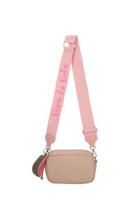 Bolso cruzado rosa hecho de lona, con una correa en contraste que presenta el texto "Viva la Vida" y un pequeño tirador de cremallera en forma de sandía.