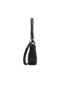 Svart läderhandväska med en strukturerad form, en justerbar axelrem och silverfärgade detaljer. Har ett zip-fack på sidan.