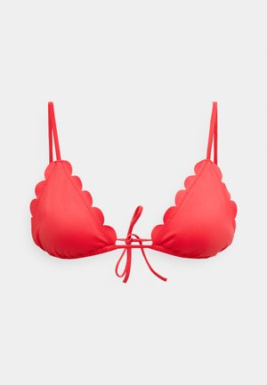 Top de bikini vermelho com bordas recortadas, copos triangulares, alças finas ajustáveis e fecho com laço no centro. Textura suave.