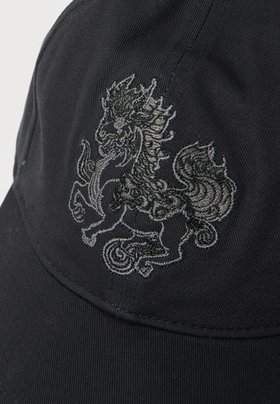 Μαύρο υφασμάτινο καπέλο με λεπτομερείς κεντητό σχεδιασμό μυθικού δράκου σε σκούρο γκρι νήμα στο μπροστινό πάνελ.