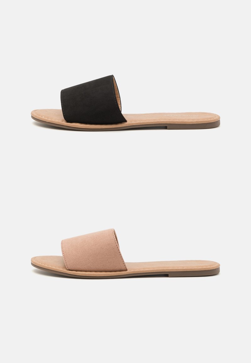 To par med slidesandaler: en i svart semsket skinn med bred rem og flat beige såle; den andre i lys rosa semsket skinn med lignende design og såle.