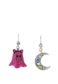 Boucles d'oreilles fantôme rose pailleté avec des accents noirs à gauche ; boucles d'oreilles croissant de lune en argent avec des pierres iridescentes à droite.