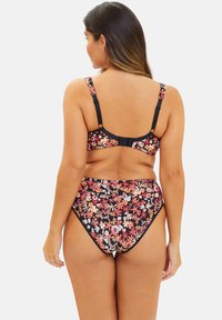 Ensemble de bikini floral avec un fond noir et des fleurs multicolores. Le matériau est extensible, avec des bretelles ajustables et un bas taille haute.