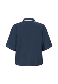 Bluza cu mâneci scurte de culoare albastru marin, cu guler și margine albă cu model ondulat de-a lungul gulerului și extremităților mânecilor, văzută din spate.