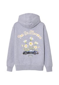 Grauer Kapuzenpullover mit dem Schriftzug "Pas De Monaco" über einem klassischen schwarzen Auto und gelb-weißen Blumen, die vom Dach des Autos auf der Rückseite wachsen.
