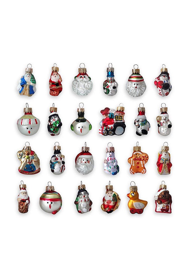 Zwanzig verschiedene kleine Vintage-Glaskugeln für Weihnachten mit Weihnachtsmann, Schneemännern, Pinguinen, Lebkuchen und anderen Feiertagsfiguren auf weißem Hintergrund.