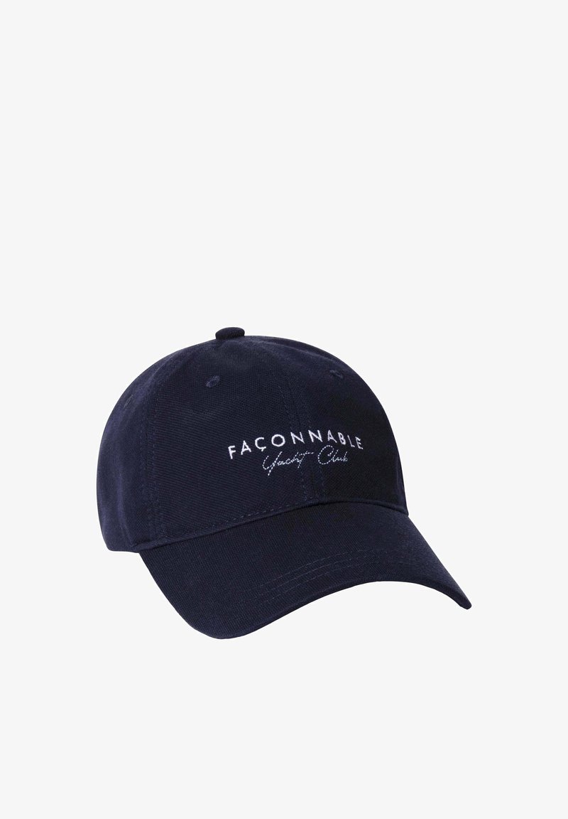 Cappellino da baseball blu navy con visiera curva e testo ricamato bianco "Façonnable Yacht Club" sul pannello frontale.