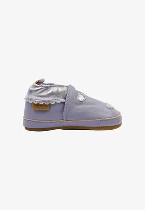 Weicher Babyschuh aus lavendelfarbenem Leder mit metallischem Umschlag, weißen Herzapplikationen, gezacktem Abschluss und brauner Sohle, seitlich betrachtet.
