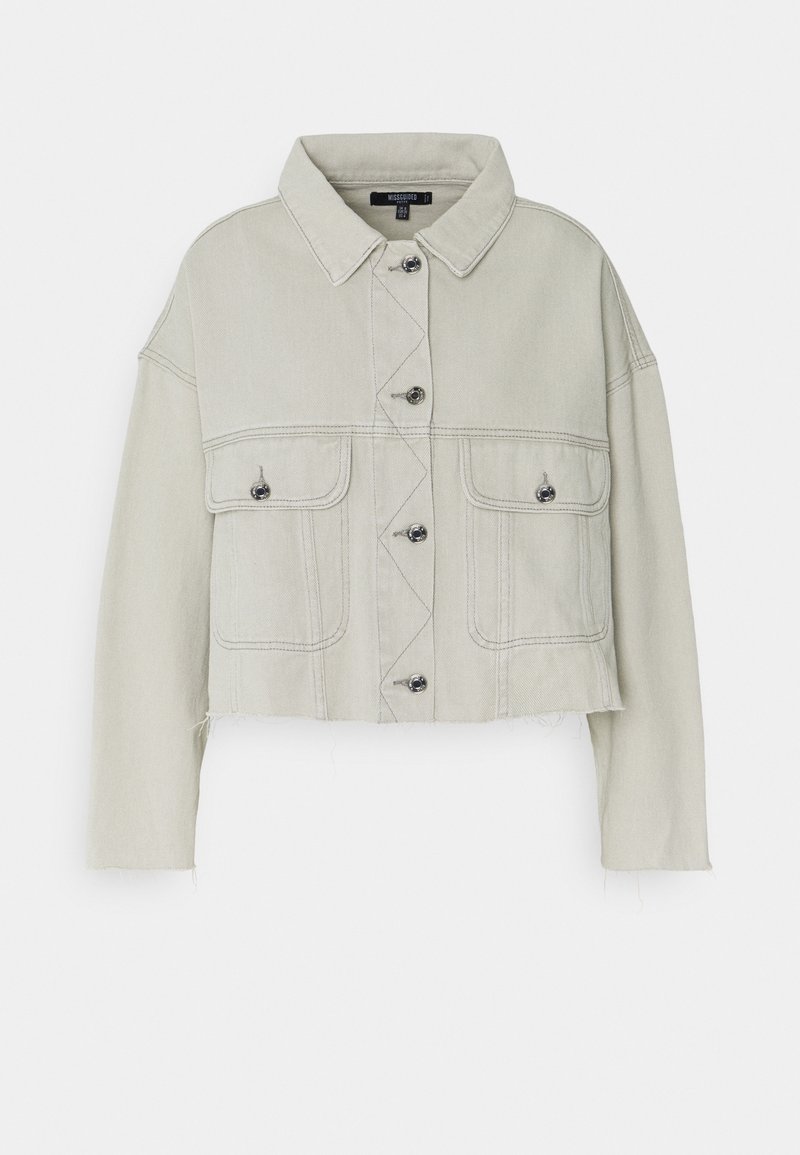 Beskuren ljusgrå denimjacka med krage, knappstängning fram, två bröstfickor och synliga sömsdetaljer.