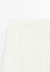 Jupe plissée blanche avec une taille épurée présentée sur un fond blanc uni.