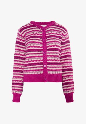 Vaaleanpunainen neulecardigan, jossa on vaakasuoria raitoja vaihtelevissa vaaleanpunaisen ja valkoisen sävyissä, viisi purppuraväriä nappia sekä ribbireunat hihansuissa ja helmoissa.