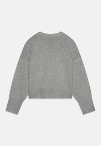 Suéter gris corto con dobladillo y puños acanalados. Textura de punto suave y mangas anchas, con un sencillo cuello redondo y diseño sin costuras.